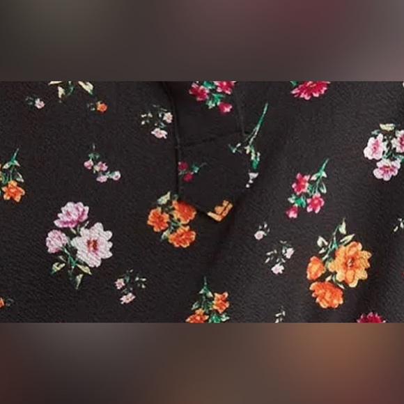 NWT💝BCBGENERATION Ruffle Shoulder Floral Print
Button-Up Top Size S - Picture 4 of 11
